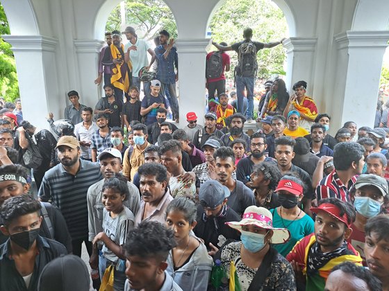 지난달 13일(현지시간) 스리랑카 반정부 시위대가 콜롬보에 있는 총리 집무실을 점령한 모습. 연합뉴스