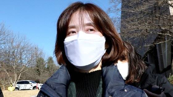 2020년 12월 당시 박은정 감찰담당관이 윤석열 총장에 대한 감찰 타당성을 검토하는 법무부 감찰위원회 회의에 참석해 의견진술을 마친 정부과천청사 법무부 청사를 나서고 있다.연합뉴스.