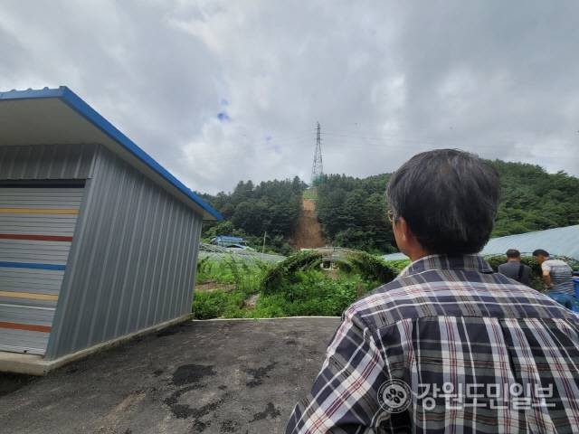 ▲ 10일 홍천 북방2리 한 주민이 연일간 쏟아진 폭우로 인해 송전탑 인근의 토사와 나무가 흘려내려온 현장을 바라보고 있다. 이시명