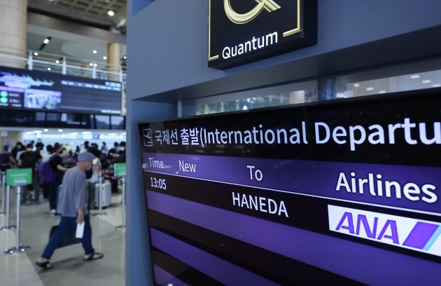 지난 1일 서울 김포공항 국제선청사에서 이용객들이 일본 도쿄 하네다공항으로 향하는 전일본공수 항공편 탑승 수속을 위해 차례를 기다리고 있다. 
/연합뉴스