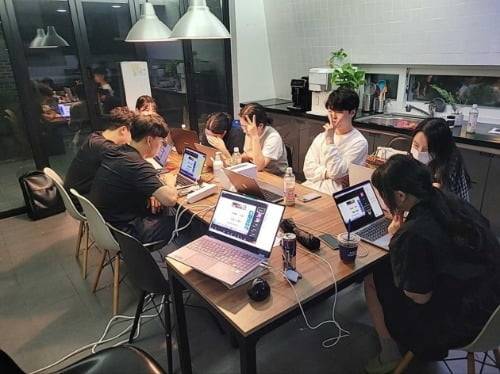 블록웨이브팀이 사무실에서 함께 근무를 하고있다.