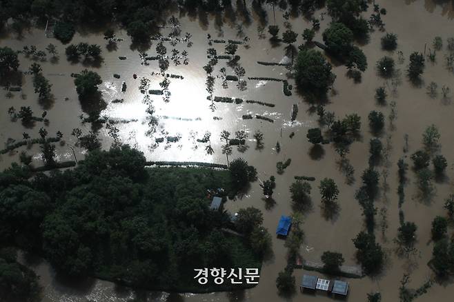 서울 등 수도권지역에 기록적인 폭우가 내린 10일 서울 여의도 한강공원이 물에 잠겨 있다. /성동훈 기자