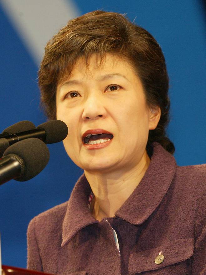 2004년 3월23일 박근혜 당시 한나라당 대표가 잠실 학생체육관에서 열린 한나라당 임시 전당대회에서 당대표에 선출된 뒤  취임 연설을 하고 있다. 연합뉴스