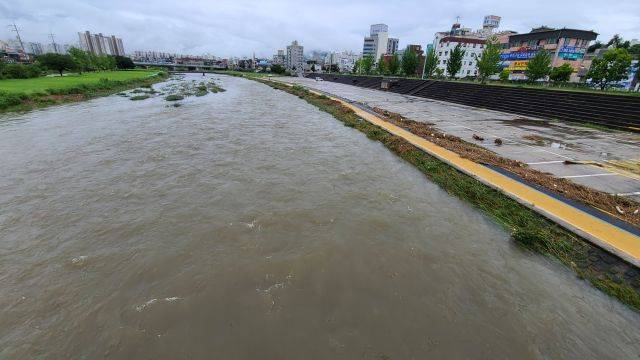 지난 9일 200㎜가 넘는 집중폭우로 범람했던 강원 원주시 새벽시장 인근 원주천 둔치가 10일 비가 그치면서 다시 모습을 드러냈다. 연합뉴스