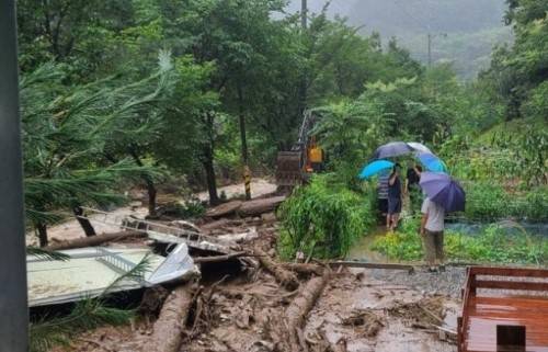 10일 오전 6시34분쯤 강원도 횡성군 청일면 속실리에서 산사태가 발생해 마을 진입로가 토사에 막혔다. 횡성소방서 제공