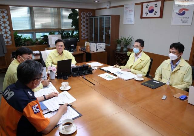 김태흠(가운데) 충남도지사가 10일 충남도청 도지사 집무실에서 호우관련 보고를 받고 있다. 충남도 제공