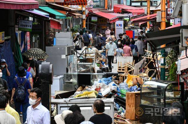 10일 서울 동작구 남성사계시장 입구에 쓰레기와 집기들이 널브러져 있다.