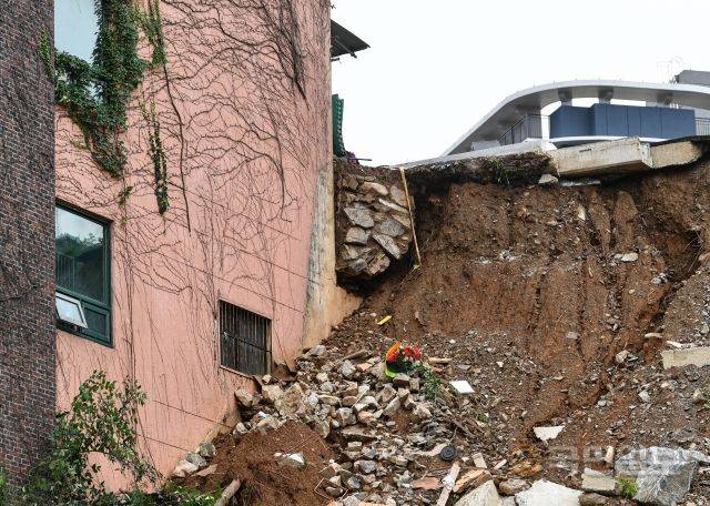 학교 건물 바로 옆으로 토사가 쏟아져 있다.