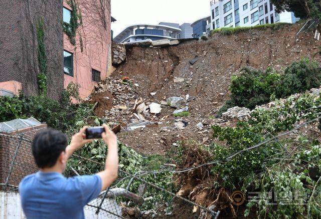 10일 서울 동작구 경문고 후문 인근에 최근 내린 폭우로 인해 산사태가 발생해 토사가 쏟아져 있다.