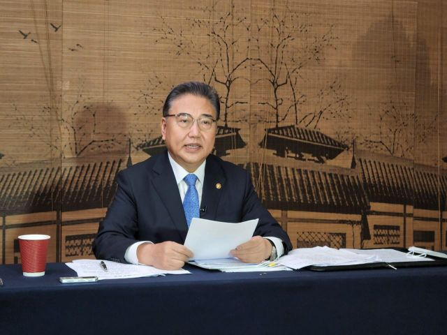 박진 외교부 장관이 10일 중국 산둥성 칭다오의 한 호텔에서 한국 기자단과 간담회를 갖고 전날 있었던 한중 외교장관 회담 결과를 설명하고 있다. 연합뉴스