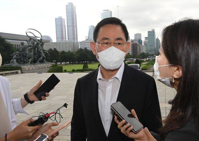 주호영 국민의힘 비상대책위원장이 10일 오전 국회로 출근하며 기자들의 질문에 답하고 있다. 연합뉴스