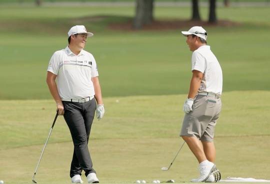 연습 라운드 중 즐겁게 대화하는 김주형(오른쪽)과 임성재
[스포티즌 제공]