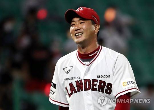 (인천=연합뉴스) 10일 인천 SSG 랜더스필드에서 열린 프로야구 SSG 랜더스와 kt 위즈의 경기. 4회초 kt의 공격을 무실점으로 막은 SSG 투수 김광현이 활짝 웃으며 더그아웃으로 들어오고 있다.