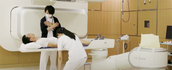 일본 QST병원에서 의료진이 중입자치료에 앞서 암 환자에게 주의사항을 설명하고 있다. [사진 제공 = 일본 QST병원]