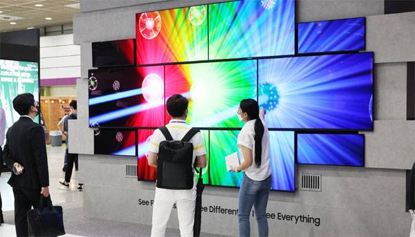 10일 서울 코엑스에서 열린 `K-디스플레이 2022` 전시회에서 삼성디스플레이가 국내 최초로 QD-OLED 패널을 선보였다. 65형 패널 3장, 55형 4장, 34형 4장으로 제작된 화면이 선명하게 색상을 재현한다. [이충우 기자]