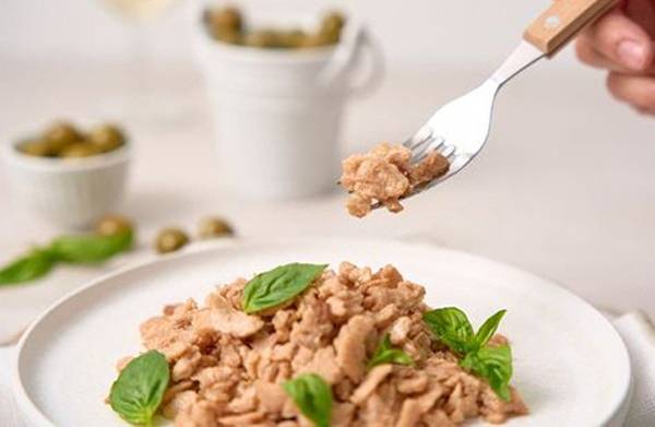 오뚜기가 사내 스타트업인 UNFISK109를 통해 개발한 대체 참치 `언튜나 식물성 바질 참치`. [사진 제공 = 오뚜기]