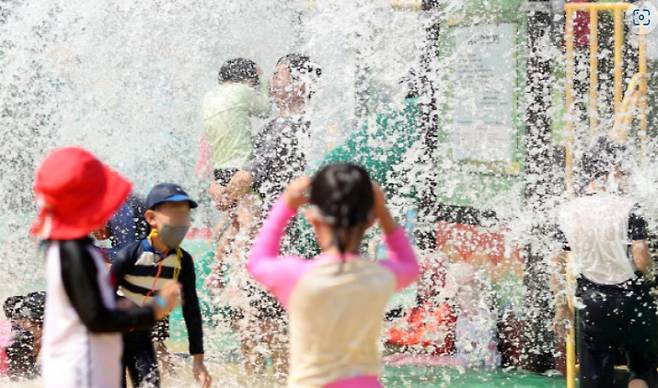 7일 오후 경남 창원시 마산합포구 3·15 해양누리공원 물놀이장을 찾은 시민이 시원하게 물놀이하고 있다. [사진 = 연합뉴스]