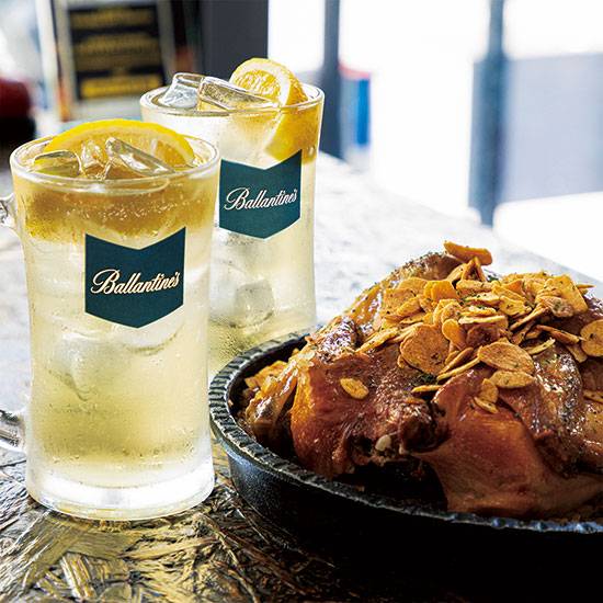 위스키 인기가 뜨겁다. ‘싱글몰트 위스키’와 ‘버번 위스키’ 제품은 물론 위스키를 탄산음료와 혼합해 먹는 ‘하이볼’ 인기가 시장 성장을 견인 중이다. 사진 (위) 수입사 트랜스베버리지가 판매 중인 버번 위스키 ‘와일드 터키’, (아래) 페르노리카 ‘발렌타인 파이니스트’. (각 사 제공)