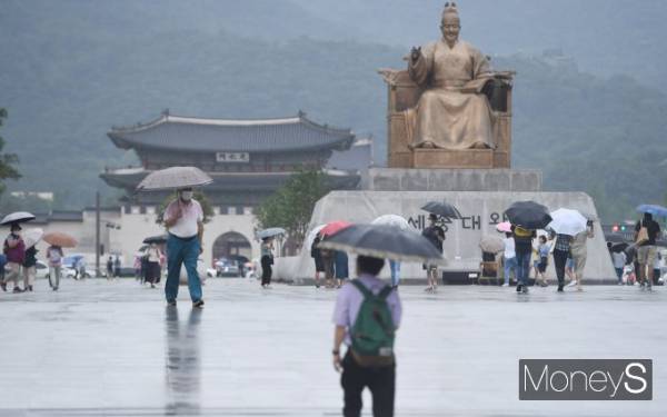 충청권은 지역에 따라 최대 300㎜의 비가 쏟아질 것으로 보인다. 사진은 지난 8일 전국 곳곳에 비소식이 예보된 서울 종로구 광화문광장에서 우산을 쓴 시민들이 발걸음을 재촉하고 있는 모습. /사진=장동규 기자
