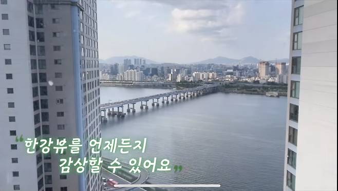 지난달 정동원이 유튜브에 공개한 자신의 한강뷰 아파트. [정동원 유튜브]