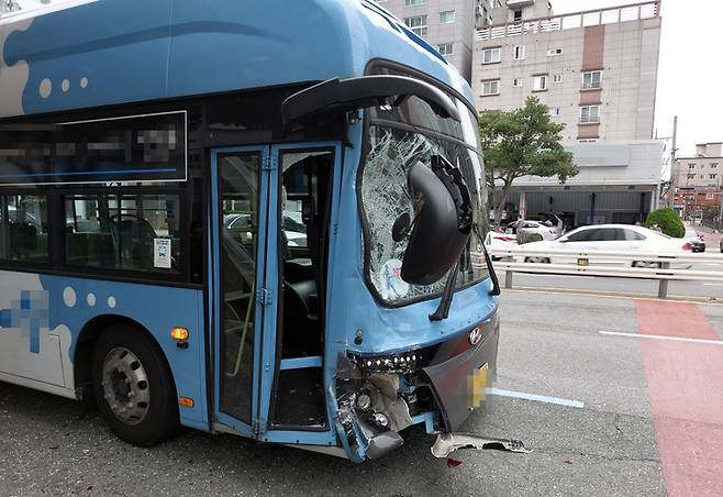 [부산=뉴시스] 학원 차량 추돌한 시내버스. (사진=부산경찰청 제공) *재판매 및 DB 금지