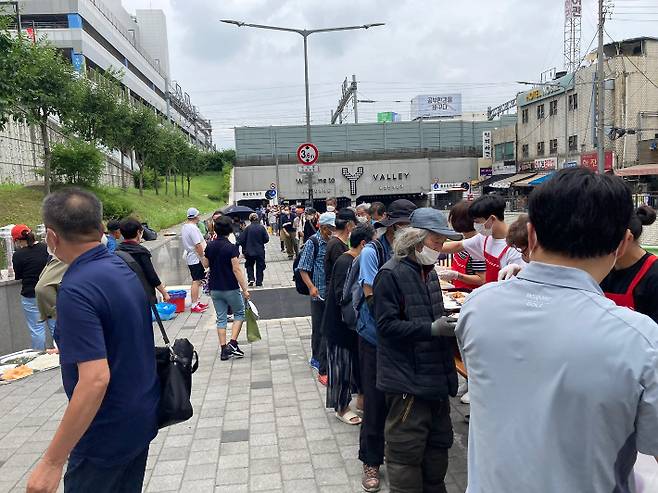 AG지구촌교회는 매달 둘째주 토요일 용산역에서 노숙인들에게 점심을 제공하고 있다.