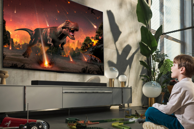 한 소비자가 LG전자 TV 신제품 ‘LG 올레드 에보’로 영상을 감상하고 있다. 사진제공=LG전자