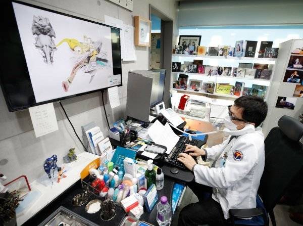 국내 한 의료기관에서 코로나19 환자와 전화상담을 하고 있다(기사 특정 내용과 관련없음)