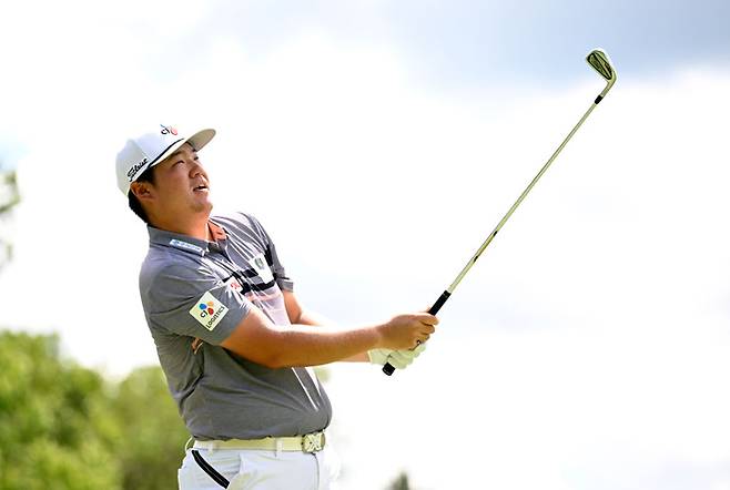 임성재가 지난 8일 미국 노스캐롤라이나즈 미들스보로의 세지필드CC에서 열린 열린 PGA 투어 윈덤 챔피언십 최종라운드에서 아이언샷을 날리고 있다. ｜게티이미지
