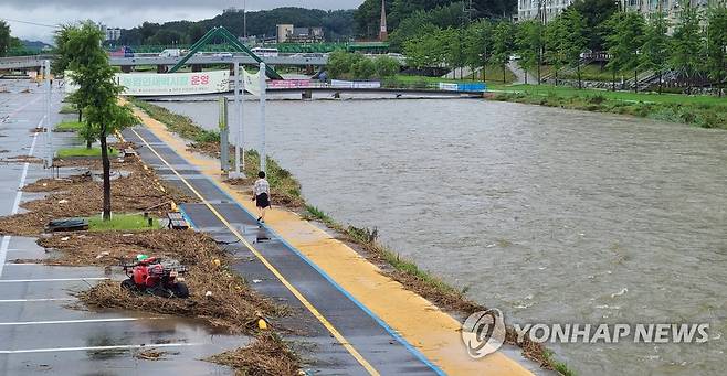 집중호우 '소강'…수위 가라앉은 원주천 (원주=연합뉴스) 이재현 기자 = 지난 9일 200㎜가 넘는 집중폭우로 범람했던 강원 원주시 새벽시장 인근 원주천 둔치가 호우가 소강상태를 보이자 다시 모습을 드러냈다. 2022.8.10 jlee@yna.co.kr