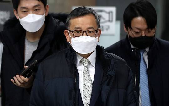 김학의 전 법무부 차관이 지난 1월 서울 서초구 서울고등법원에서 열린 '뇌물수수 혐의' 관련 파기항소심 선고 공판에서 무죄를 선고 받은 후 법정을 나서는 모습. 사진=뉴시스