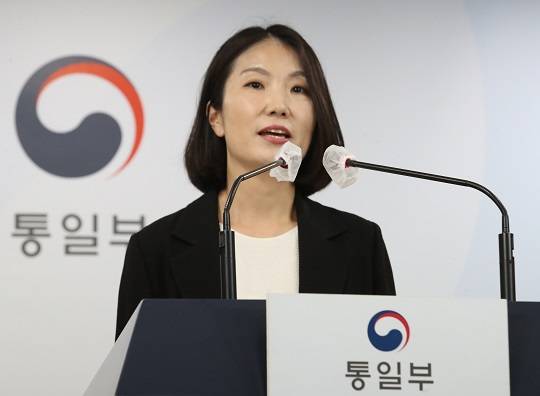 통일부는 오늘(11일) 북한이 신종 코로나바이러스 감염증(코로나19) 발병 원인을 남측 책임으로 돌린 데 대해 강한 유감을 표명했다. 이효정 통일부 부대변인이 정례브리핑을 하고 있다. 사진=뉴스1