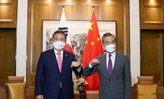 박진 외교부 장관(왼쪽)이 지난 9일 중국 산둥성 칭다오에서 열린 한중외교장관회담에서 왕이 중국 외교담당 국무위원 겸 외교부장과 기념촬영을 하는 모습. 사진=뉴스1