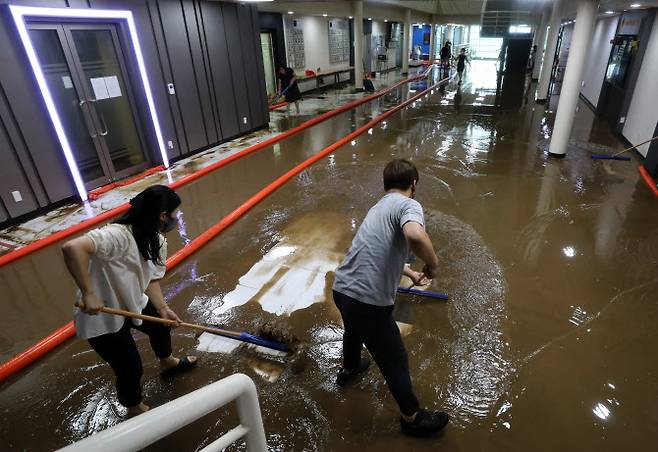 9일 오후 서울 관악구 서울대학교 제1공학관에서 학생 및 관계자들이 침수피해 복구작업을 하고 있다. (사진=뉴시스)