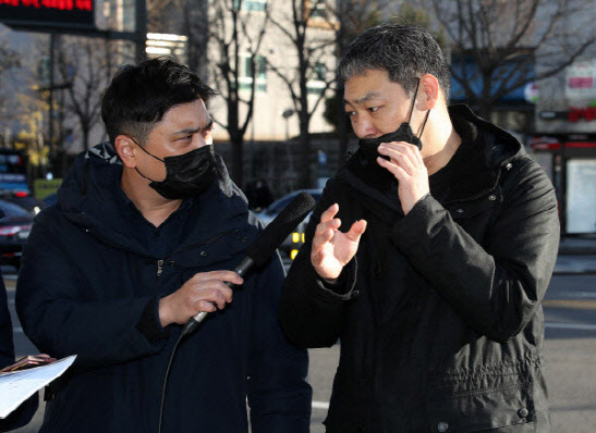 유튜버 김용호(오른쪽)씨가 2020년 12월 8일 서울지방경찰청 인근에서 라이브 방송을 진행하고 있다. (사진=뉴스1)