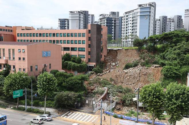 지난 10일 오후 서울 동작구 경문고등학교 측면이 폭우로 인한 산사태로 무너져 있다. (사진=연합뉴스)