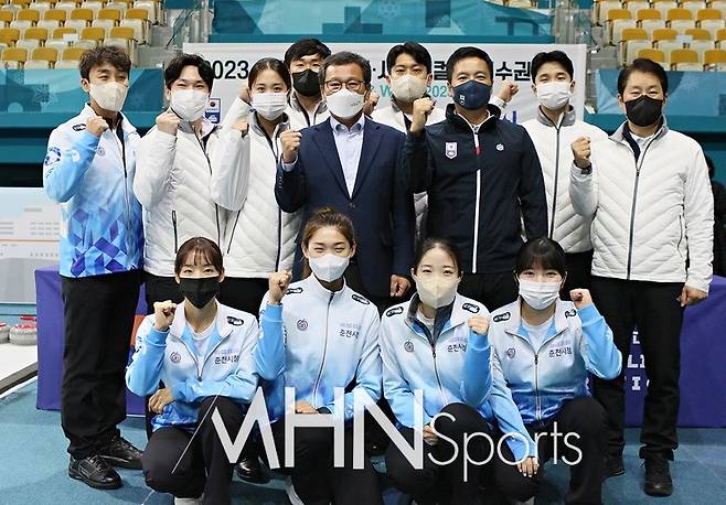 4인조 국가대표인 서울시청(남자), 춘천시청(여자), 믹스더블(정병진, 김지윤) 선수와 강릉시 김홍규 시장, 대한컬링연맹 김용빈 회장이 기념 촬영을 하고 있다.(대한컬링연맹 제공)