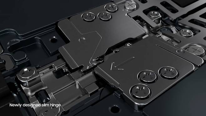 기어 구조를 바꾼 새로운 힌지(경첩) 설계 (갤럭시 언팩 영상 갈무리)