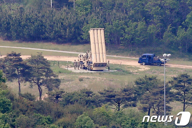 경북 성주 사드 기지에서 주한미군 관계자로 보이는 이들이 발사대를 점검하는 모습. 2021.5.14/뉴스1 ⓒ News1 공정식 기자