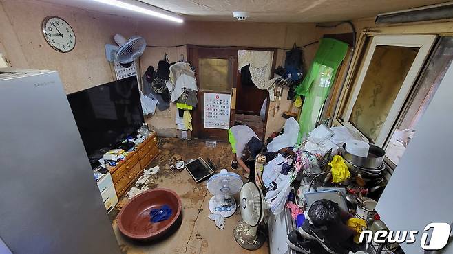 11일 오전 서울 강남구 구룡마을 주민이 침수된 집을 정리하고 있다. 22.08.11/뉴스1 ⓒ 뉴스1 이비슬 기자