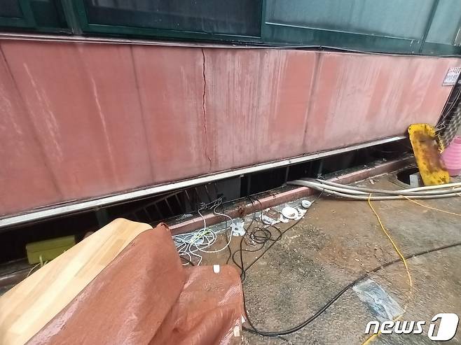지난 8일 일가족 3명이 폭우 침수로 목숨을 잃은 서울 관악구 신림동 한 주택가 반지하가구. ⓒ 뉴스1