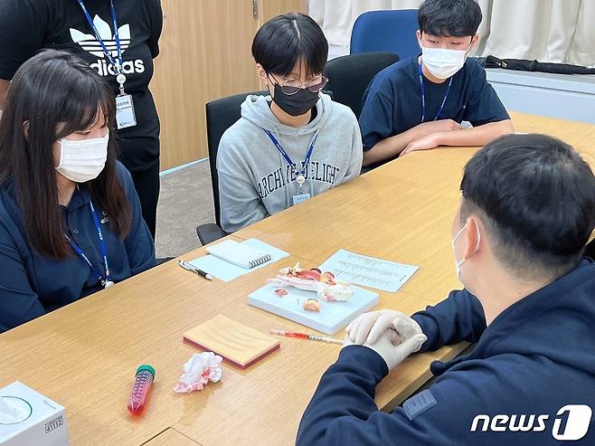 충북 청주교육지원청은 11일부터 10월12일까지 ‘청주 바이오의약공학 진로심화탐구 프로젝트’(바이오 진심 프로젝트)를 시행한다.ⓒ 뉴스1