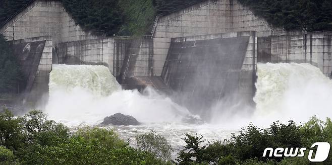 강원 춘천시 소양강댐이 11일 오후 3시 수문 5개를 열어 방류를 시작했다. 지난 2020년 9월4일 오전 소양강댐 방류 모습. (자료사진) ⓒ News1
