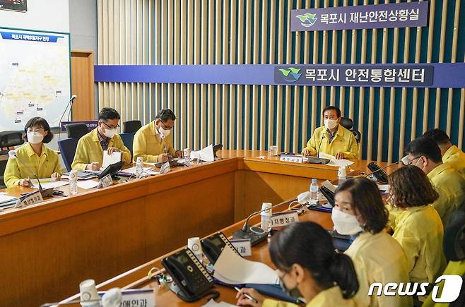 박홍률 목포시장이 11일 재난관련 회의를 주재하고 집중호우에 대비해 선제 대응할 것을 주문했다.ⓒ 뉴스1