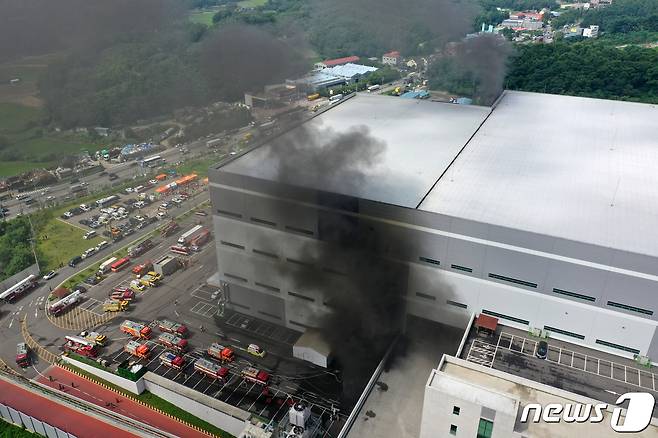 21일 오전 경기도 용인시 양지면의 한 물류센터에서 화재가 발생해 소방대원들이 진화 작업을 펼치고 있다. 2020.7.21/뉴스1 ⓒ News1 조태형 기자