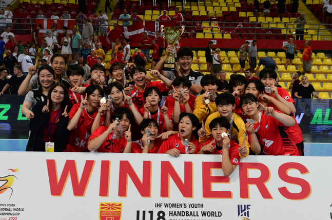 한국 여자핸드볼 청소년대표팀이 11일(한국시간) 북마케도니아 스코페에서 열린 세계청소년선수권대회에서 우승을 차지한 뒤 기념촬영을 하고 있다. 사진제공 | 국제핸드볼연맹