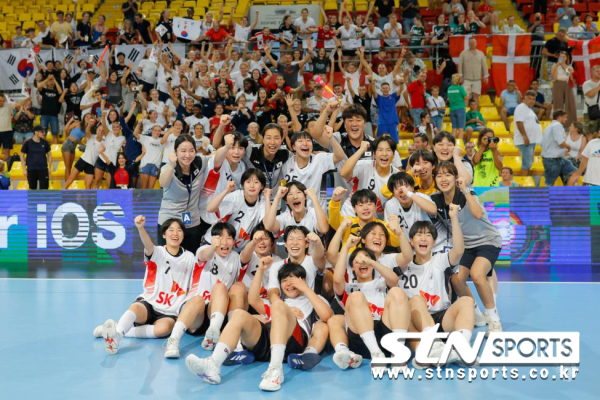 11일(한국시간) 북마케도니아 스코페에서 열린 제9회 세계여자 청소년핸드볼 선수권대회 결승전 한국 대 덴마크 경기에서 우승을 차지한 한국 청소년(U-18) 여자핸드볼 대표팀이 기뻐하고 있다. 사진｜뉴시스