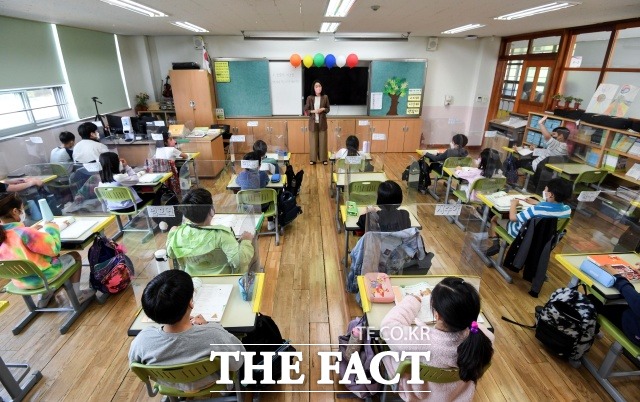 ‘만 5세 초등학교 입학’ 추진이 사실상 폐기 수순을 밟은 가운데 대안으로 나온 ‘초등 전일제’ 추진에 대해 교육계의 반발이 이어지고 있다. 사진은 서울의 한 초등학교 학생들이 담임선생님에게 관련 안내를 받고 있다./뉴시스