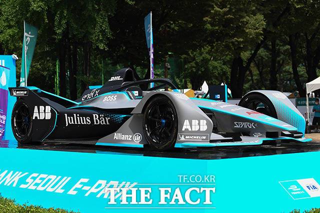 경기에 사용되는 레이싱카가 전시되고 있다