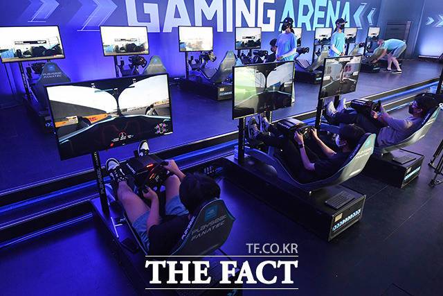 행사장 방문객이 드라이빙 체험을 하고 있다.